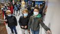 Een foto van schoolkinderen die mondkapjes dragen tegen coronabesmettingen