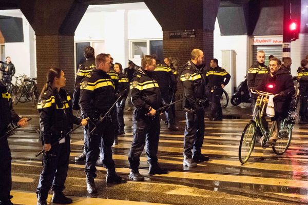 Politie treedt op bij het Amsterdamse Mercatorplein, waar fans van het Marokkaanse voetbalelftal feestvieren. Foto: ANP | Mischa Schoemaker