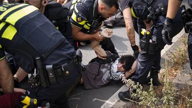 DEN HAAG - Klimaatdemonstranten van Extinction Rebellion worden verwijderd  van de snelweg A12. Volgens de actiegroep is de blokkade een reactie op 'de catastrofale droogte in Nederland'. Ook eisen ze dat de Tweede Kamer terugkeert van reces voor een debat over de aanhoudende droogte en hitte. JEROEN JUMELET / ANP
