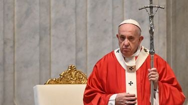 Paus draagt Palmpasenmis op in lege Sint-Pieter 