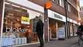 AMSTERDAM - Een filiaal van Blokker aan de Bilderdijkstraat. De winkelketen grijpt wegens tegenvallende resultaten terug op goedlopende producten uit het verleden. Artikelen als groene zeep, sudderplaatjes en de pluizentondeuse keren terug in de schappen. ANP ROBIN UTRECHT