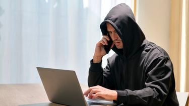 Politie verspreidt foto's van (mogelijke) oplichters: 'Meld je, of je staat herkenbaar online'