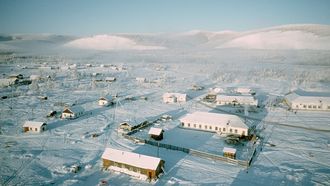 Een luchtfoto van het Russische dorp Oymyakon