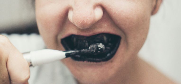 zwarte tandpasta wit houtskooltandpasta gebit tanden