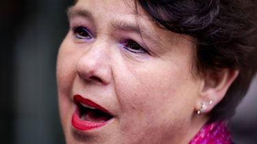 LOOSDRECHT - VNG-voorzitter Sharon Dijksma en staat de pers te woord een dag na de brand bij de noodopvanglocatie voor asielzoekers in Loosdrecht. Bij dat gebouw was een protest van enkele honderden mensen die betoogden tegen de komst van asielzoekers naar die plaats. ROBIN VAN LONKHUIJSEN / ANP
