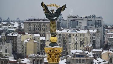 This photograph shows the Independence Monument towering over the Independence Square in Kyiv on February 6, 2026, amid the Russian invasion of Ukraine. 
Genya SAVILOV / AFP