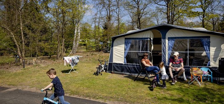 HOENDERLOO - Vakantiegangers vermaken zich op camping De Pampel op de Veluwe. Tijdens de meivakantie trekken veel Nederlanders er op uit in eigen land. ANP ROBIN VAN LONKHUIJSEN