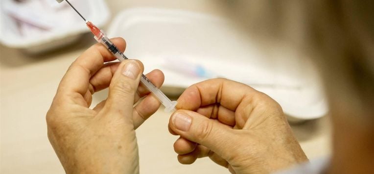 ALKMAAR - Voorbereidingen op een vaccinatielocatie voor een coronavaccinatie. Mensen die een hoger risico lopen om ernstig ziek te worden door corona, onder wie 60-plussers en zwangeren, konden weer een coronaprik halen. Dit gold ook voor zorgmedewerkers met direct patiënt en/of clientcontact. ANP KOEN VAN WEEL