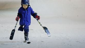 Gehandicapte kids leren skiën en snowboarden