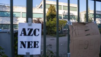 LOOSDRECHT - Een protest bij het gemeentehuis tegen de komst van een opvangcentrum voor asielzoekers. De gemeente wil maximaal 110 asielzoekers huisvesten in het grotendeels leegstaande gemeentehuis. JEROEN JUMELET / ANP