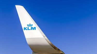 SCHIPHOL - Logo van KLM op een vleugel van een vliegtuig op de luchthaven van Schiphol. ANP REMKO DE WAAL