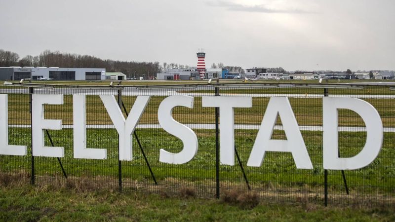 LELYSTAD - Exterieur van Lelystad Airport. Volgens de commissie-Remkes moet de stikstofuitstoot rond Lelystad opnieuw worden berekend. Nu is de uitstoot waarschijnlijk te laag ingeschat. ANP JEROEN JUMELET