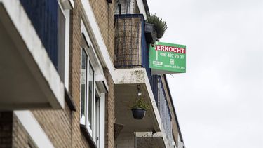 ZWANENBURG - Een bord met verkocht van de Nederlandse Vereniging van Makelaars (NVM). De makelaarsvereniging maakte bekend dat de Nederlandse woningmarkt in het vierde kwartaal van vorig jaar zijn beste kwartaal heeft beleefd sinds het uitbreken van de crisis medio 2008. ANP REMKO DE WAAL