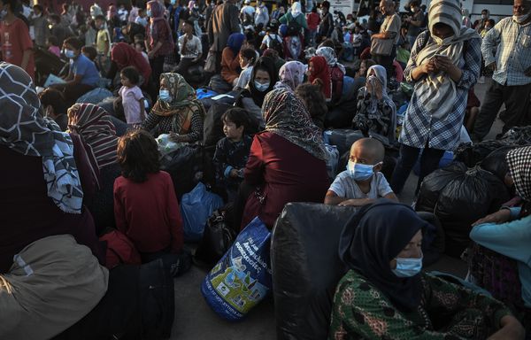 Een foto van heel veel vluchtelingen op Lesbos