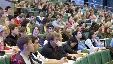 Studenten in collegezaal van de Erasmus Universiteit Rotterdam. Foto: ANP / Koen Suyk