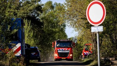 'T HARDE - Brandweer bij de ingang van het militaire oefenterrein bij het Gelderse 't Harde een dag na de uitzonderlijk grote natuurbrand. De brand ontstond tijdens een militaire oefening op het schietterrein. SEM VAN DER WAL / ANP