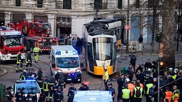 Italian police officers and firefighters operate at the site of a tram derailment in Milan on February 27, 2026.  A tram derailed and smashed into a building in Milan on February 27, 2026, killing one person and injuring around 20 others, the police told AFP.
Piero CRUCIATTI / AFP