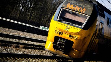 WEERT - Een trein van de NS passeert station Weert. ANP ROB ENGELAAR