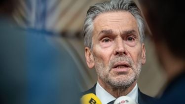 BRUSSEL - Demissionair Minister President van Nederland Dick Schoof  bij aanvang van de eerste dag van de EU-top. Voorzitter Ursula von der Leyen van de Europese Commissie stelde tijdens een eerdere top dat er een beslissing moet worden genomen over de financiële steun aan Oekraïne. ANP JONAS ROOSENS