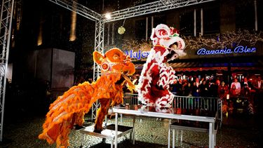 Chinezen luiden knallend nieuwjaar in in Amsterdam