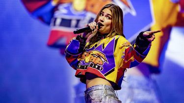 AMSTERDAM - De YouTube-formatie Bankzitters geeft een optreden tijdens het 10e jubileum in de Ziggo Dome, Roxy Dekker zingt mee. De groep heeft in totaal 100.000.000 streams en stond in afgelopen jaar en het jaar daarvoor vier keer in de Top 2000. ANP RAMON VAN FLYMEN