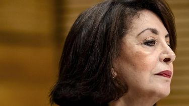 DEN HAAG - Voormalig Tweede Kamervoorzitter Khadija Arib tijdens de openbare verhoren van de parlementaire enquêtecommissie over het coronabeleid. REMKO DE WAAL / ANP