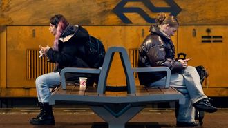 BREDA - Reizigers op treinstation Breda. Door een systeemstoring is er minder treinverkeer mogelijk van en naar Breda. Volgens ProRail heeft de storing te maken met sein- en wisselproblemen. IRIS VAN DEN BROEK / ANP