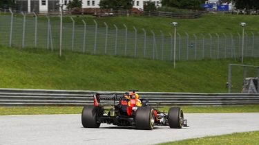 Een foto van Max Verstappen op het Oostenrijkse circuit zonder toeschouwers.