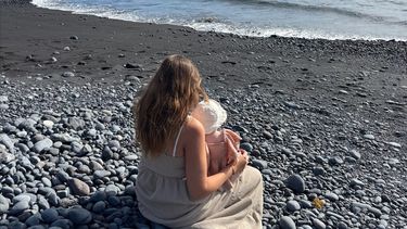 Joëlle met dochtertje op strand Tenerife