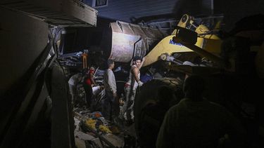 Volunteers search for people in a damaged building following an earthquake in Catia La Mar, La Guaira state, some 30km north-west of Caracas, early on June 25, 2026. Powerful twin earthquakes have killed 32 people and injured more than 700, the nation's interim president said on June 25, after the massive shocks collapsed entire buildings and sent people running in panic.
Federico PARRA / AFP