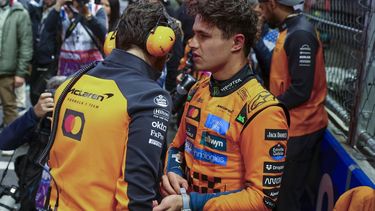 epa12543585 McLaren driver Lando Norris of Britain speaks to a mechanic on the grid prior to the Formula One Las Vegas Grand Prix on the Las Vegas Strip Circuit, in Las Vegas, Nevada, USA, 22 November 2025.  EPA/CRISTOBAL HERRERA-ULASHKEVICH