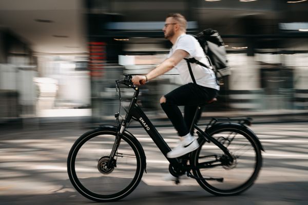 Een foto van een man op een elektrische fiets