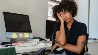 vrouw is verveeld op werk en heeft een carriereswitch nodig