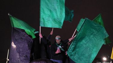 2023-11-28 02:13:21 epa10998453 People wave flags of Hamas as Palestinian prisoners freed from the Ofer Israeli military prison return to Beitonia, near Ramallah, West Bank, 28 November 2023. Israel and Hamas agreed to a four-day ceasefire, mediated by Qatar, the US, and Egypt, that came into effect at 05:00 AM GMT on 24 November. 50 Israeli hostages, women and children are to be released by Hamas and 150 Palestinian women and children that were detained in Israeli prisons are to be released by Israel in exchange. More than 14,000 Palestinians and at least 1,200 Israelis have been killed, according to the Gaza Government media office and the Israel Defense Forces (IDF), since Hamas militants launched an attack against Israel from the Gaza Strip on 07 October, and the Israeli operations in Gaza and the West Bank which followed it.  EPA/ALAA BADARNEH