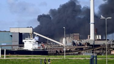 IJMUIDEN - Zwarte rookwolken door een brand bij Tata Steel. OLAF KRAAK / ANP
