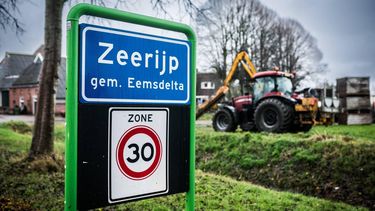ZEERIJP - Plaatsnaambord van het Groningse dorp Zeerijp, waar een aardbeving met een kracht van 3.4 heeft plaatsgevonden. Het is daarmee de op twee na zwaarste beving ooit in Groningen gemeten. Ondanks de sluiting van het Groningen-gasveld in april 2024 zullen de aardbevingen naar verwachting nog een tijd doorgaan. ANP SIESE VEENSTRA