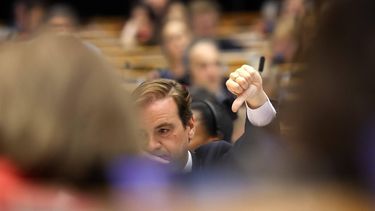 epa10666599 Dutch Member of the European Parliament, Malik Azmani (C), the Vice President of the Renew Europe Party, shows a 'thumb-down' gesture in a voting during a mini plenary session of the European Parliament in Brussels, Belgium, 01 June 2023.  EPA/OLIVIER HOSLET