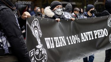 Op deze foto zijn mensen bij de demonstratie in Utrecht te zien, met een spandoek waarop 'wij zijn 110% anti-pedo' staat.