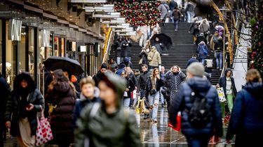 ROTTERDAM - Winkelend publiek in de Rotterdamse binnenstad trotseert de regen voor de laatste inkopen voor de feestdagen. Voor veel winkels is december qua omzet een belangrijke maand. ANP ROBIN UTRECHT