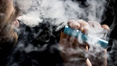 ILLUSTRATIE - Een jonge man rookt een vaper, oftewel een e-sigaret. ANP KOEN VAN WEEL