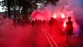 Op deze foto zijn supporters van Willem II te zien, er is veel rode rook.