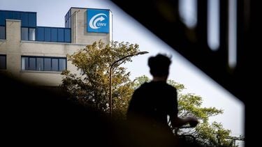 ALKMAAR - Logo op de gevel van een kantoor van uitkeringsinstantie UWV aan de Wognumsebaan. ANP KOEN VAN WEEL