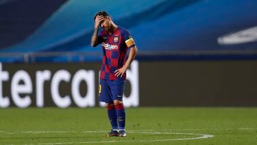 Een foto van Lionel Messi met de hand voor het gezicht