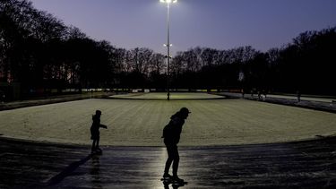 DOORN - De eerste schaatsers rijden hun rondjes op natuurijs. De Doornsche IJsclub heeft als een van de eerste de ijsbaan kunnen openen voor schaatsers. ANP ROBIN VAN LONKHUIJSEN