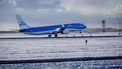 SCHIPHOL - Een KLM-vliegtuig landt in de sneeuw op luchthaven Schiphol. Op het vliegveld zijn opnieuw honderden vluchten geannuleerd vanwege de sneeuwval. ROBIN UTRECHT / ANP