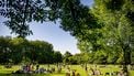 Drukte in het park op een zonnige zomerdag De winter is officieel voorbij: dit doet de lente met je lichaam