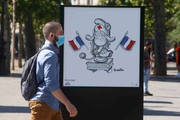Een foto van een mondkapje van een man op straat in Parijs