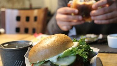 Eten, hamburger, fast food Ultrabewerkt voedsel is ziekmakend en verslavend, hoe stap je over naar zoveel mogelijk onbewerkt?