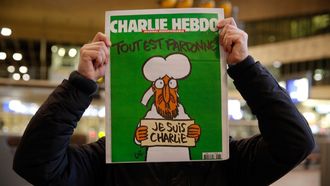 Tientallen in rij voor exemplaar Charlie Hebdo