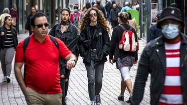 Een foto van de Kalverstraat in Amsterdam waar mensen geen mondkapje meer op hoeven